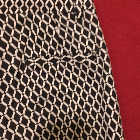 ❤️❤️Black & White H&M geometric capri pants - size 6 - Picture 5 of 5